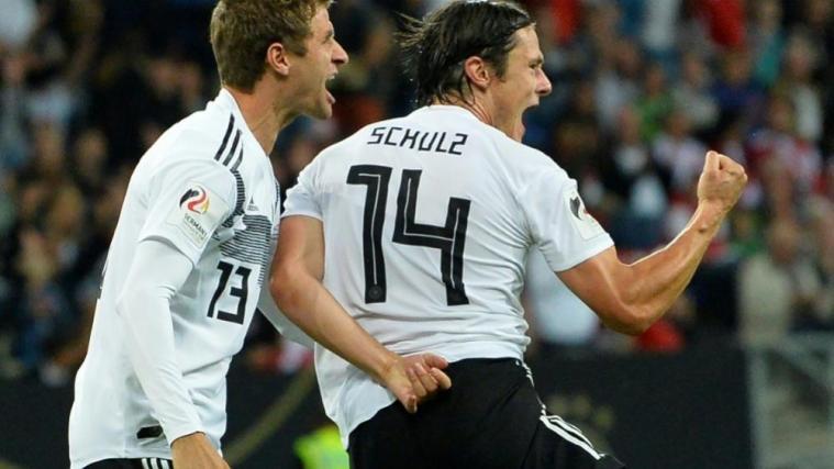 Nico Schulz (rechts neben Thomas Müller) trifft gegen Peru zum 2:1-Endstand © SID / THOMAS KIENZLE