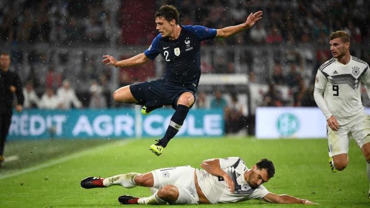 Mats Hummels (am Boden) mit viel Einsatz gegen Benjamin Pavard und Frankreich. © APA/afp / FRANCK FIFE