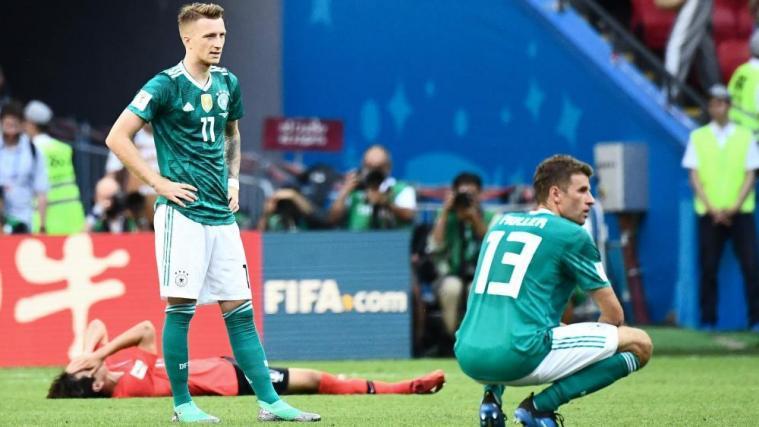 Müller (rechts) und Reus sind sichtlich frustriert über das WM-Aus. © APA/afp / JEWEL SAMAD