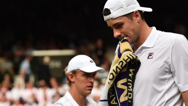 Von Müdigkeit gezeichnet: John Isner (r.) und Kevin Anderson (l.) © APA/afp / GLYN KIRK