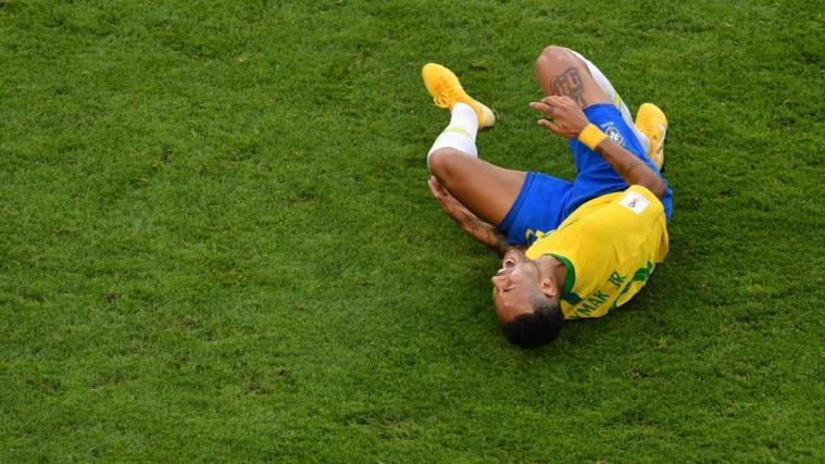 Neymar am Boden. © APA/afp / SAEED KHAN