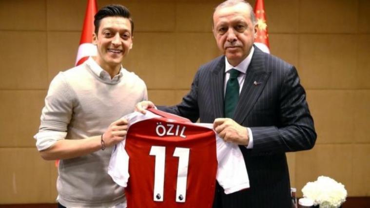 Mesut Özil übergibt sein Trikot an Recep Tayyip Erdogan.