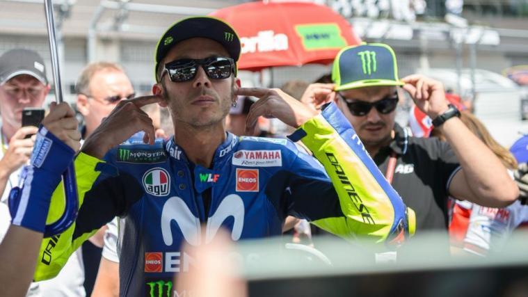 Valentino Rossi ist mit seinem Team unzufrieden. © APA/afp / JURE MAKOVEC