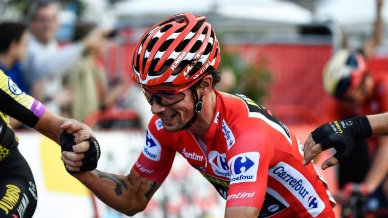 Arm in Arm mit Teamkollegen: Roglic feiert Vuelta-Sieg © APA/afp / OSCAR DEL POZO