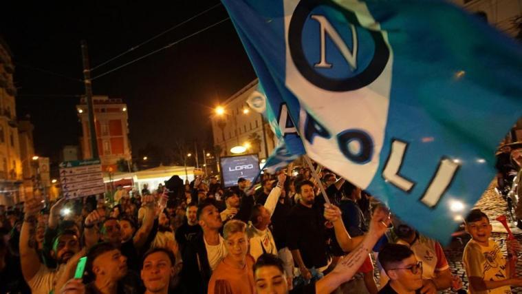 Grenzenloser Jubel in Neapel: Soeben hat ihr Team bei Juventus gewonnen und das Titelrennen wieder spannend gemacht. © ANSA / CESARE ABBATE