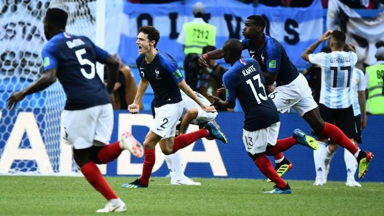 Pavard (Nummer 2) jubelt nach seinem Traumtor. Argentiniens Otamendi kann es im Hintergrund nicht fassen. © APA/afp / JEWEL SAMAD