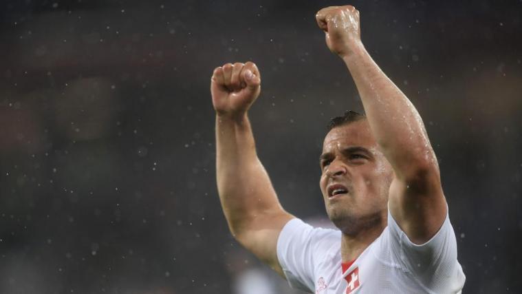 Die spielentscheidende Szene: Xherdan Shaqiri trifft zum 2:1 für die Schweiz. © APA/afp / OZAN KOSE