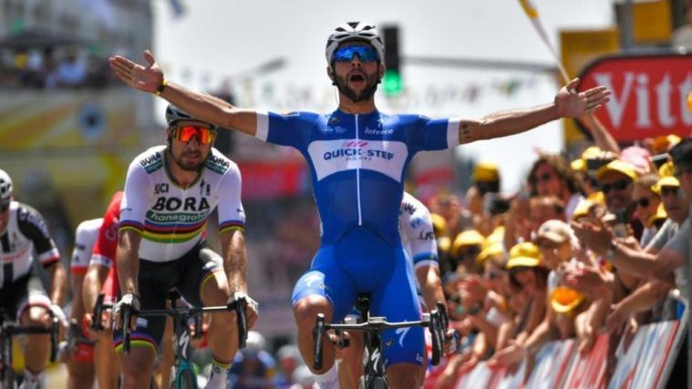 Fernando Gaviria (r.) gewinnt die erste Etappe © SID / Marco BERTORELLO