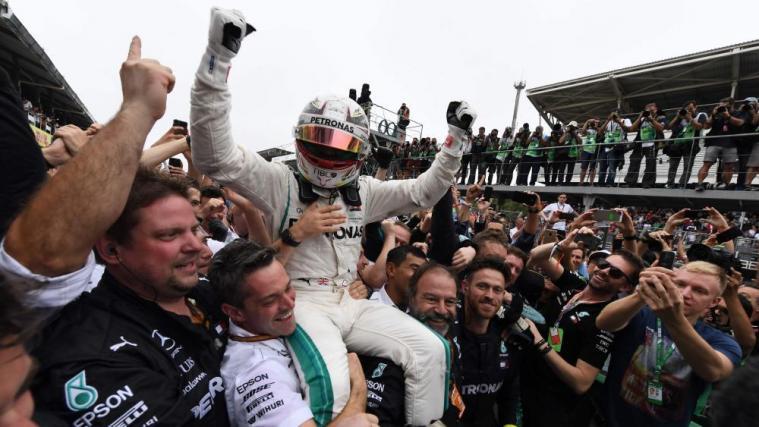 Lewis Hamilton lässt sich nach seinem 72. Grand-Prix-Sieg feiern. © APA/afp / EVARISTO SA