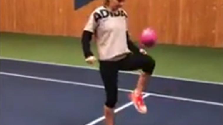 Tennisspielerin verzückt die Fußballwelt