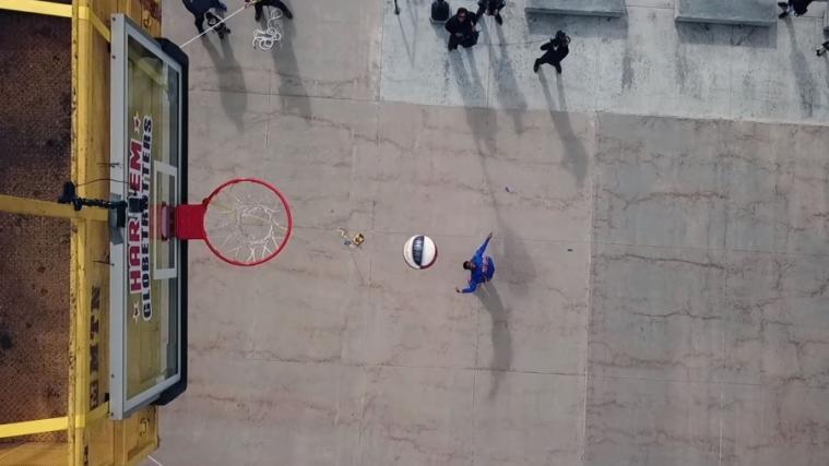 Der Basketball auf dem Weg in den weit oben angebrachten Korb. (Foto: YouTube)