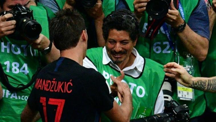 AFP-Fotograf Yuri Cortez (m.) und Mario Mandzukic (l.) © SID / MLADEN ANTONOV