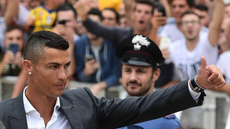 Ankunft in Turin: Fans feiern Cristiano Ronaldo © APA/afp / MIGUEL MEDINA