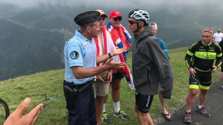 Chris Froome war nach dem Einschreiten des Polizisten bedient. © Twitter / Albert Secall
