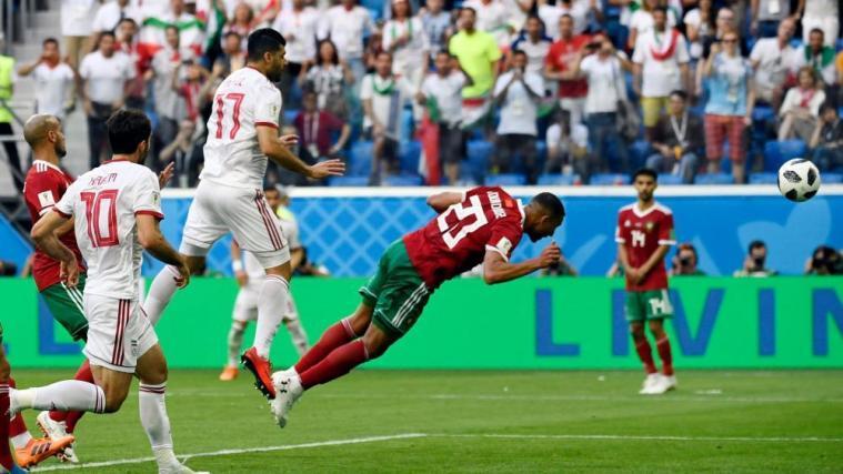 Der entscheidende Moment: Aziz Bouhaddouz köpft ins falsche Tor. © APA/afp / CHRISTOPHE SIMON