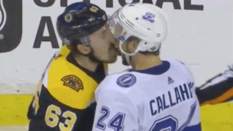 Brad Marchand leckt seinen Gegenspieler ab. © Screenshot