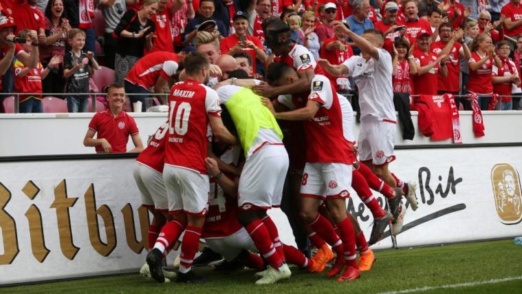 Großer Jubel bei Mainz 05 nach dem Sieg gegen Leipzig. © APA/afp / THOMAS FREY