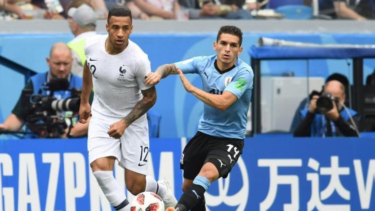 Frankreichs Tolisso (links) im Duell mit Uruguays Lucas Torreira. © APA/afp / KIRILL KUDRYAVTSEV