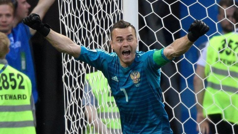 Jubel nach dem gehaltenen Elfmeter gegen Aspas: Igor Akinfejew. © APA/afp / JUAN MABROMATA