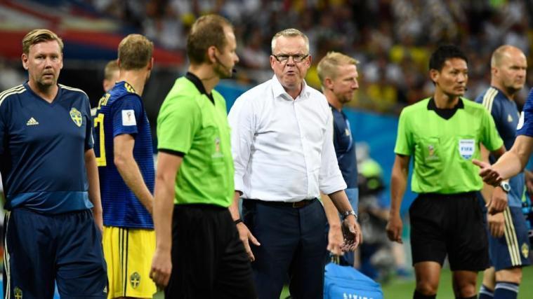 Wieder ruhig: Nach dem provokanten Jubel der DFB-Bank beschwert sich Schweden-Trainer Andersson (in der Bildmitte) beim vierten Offiziellen. © APA/afp / JONATHAN NACKSTRAND