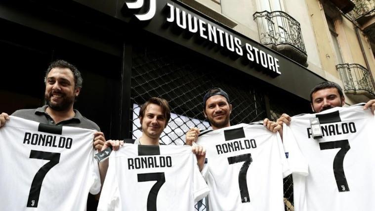 Das Ronaldo-Trikot ist bereits ein Verkaufsschlager. © SID / ISABELLA BONOTTO