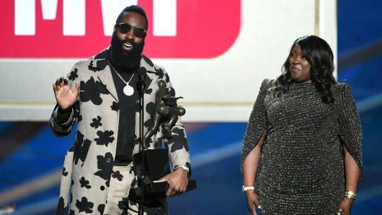 Harden (l.) zum MVP der NBA gewählt © SID / KEVIN WINTER