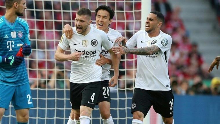 Ein Rebic-Doppelpack bescherte Frankfurt den fünften Pokalsieg. © FIRO/SID