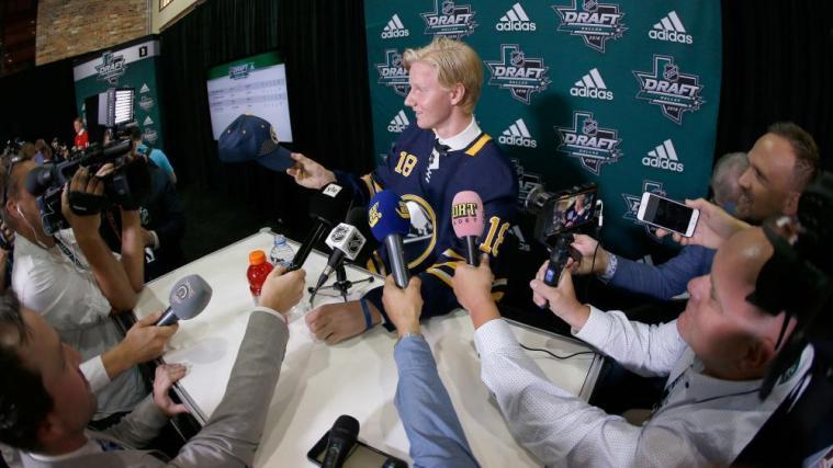 Rasmus Dahlin war im Rahmen des NHL-Drafts ein gefragter Interviewpartner © APA/getty / Ron Jenkins