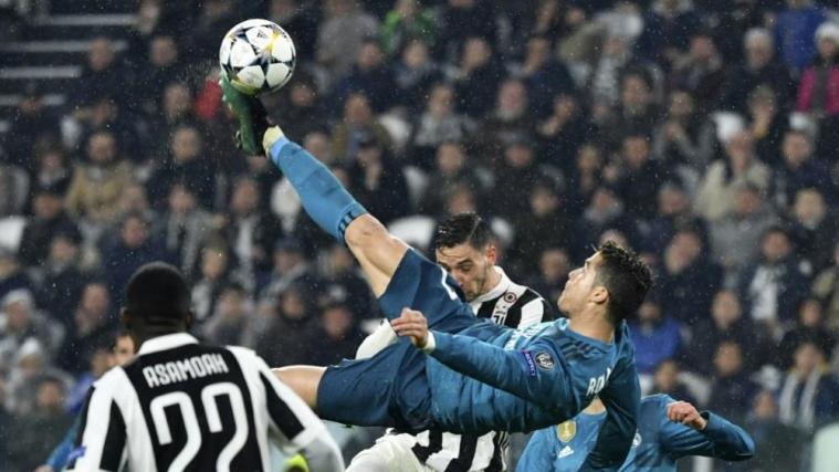 Die Szene des Abends: Cristiano Ronaldo trifft per Fallrückzieher zum 2:0. © SID / ALBERTO PIZZOLI