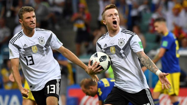 Marco Reus jubelt nach dem 1:0 – und Thomas Müller mit ihm. © APA/afp / NELSON ALMEIDA