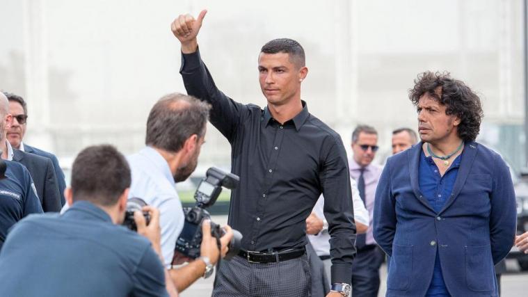 Daumen hoch: CR7 bei seiner Ankunft in Turin © ANSA / ALESSANDRO DI MARCO