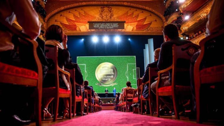 Gianni Infantino und Wladimir Putin im Bolschoi-Theater. © APA/afp / YURI KADOBNOV