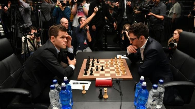 Erneut gab es keinen Sieger zwischen Carlsen und Caruana © SID / BEN STANSALL