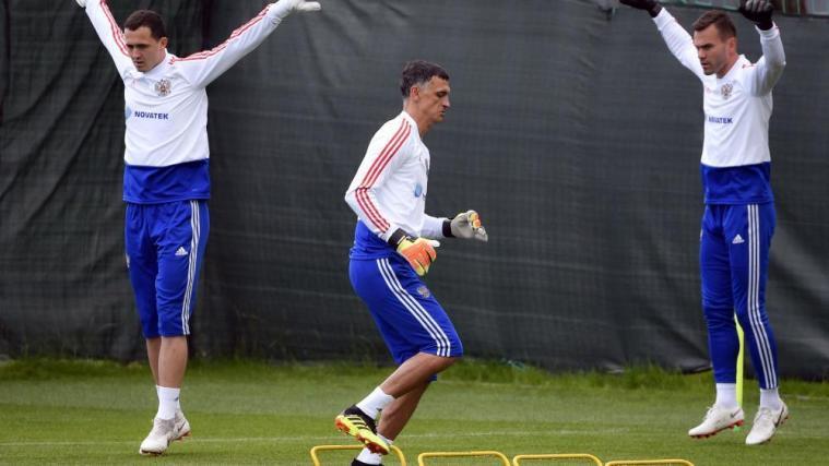 Die russischen Torleute Lunev, Gabulov und Akinfeev beim Trockentraining vor dem Viertelfinale © APA/afp / ALEXANDER NEMENOV