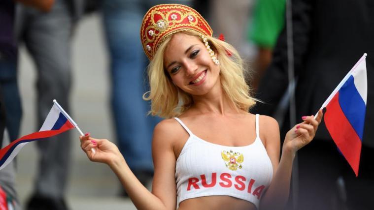 Ihr Herz schlägt für Russland ... © APA/afp / PATRIK STOLLARZ