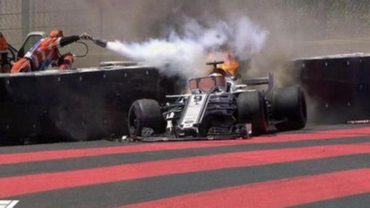 Marcus Ericssons Wagen fing Feuer. © Twitter