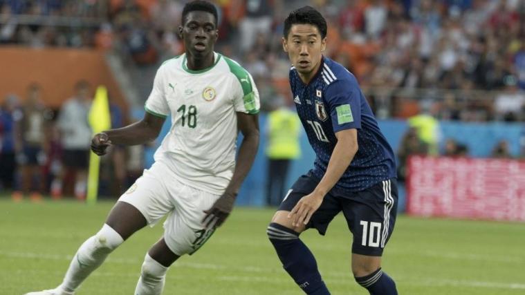 Senegals Sarr (l.) hat das Nachsehen gegen Japans Kagawa. © FIRO/SID