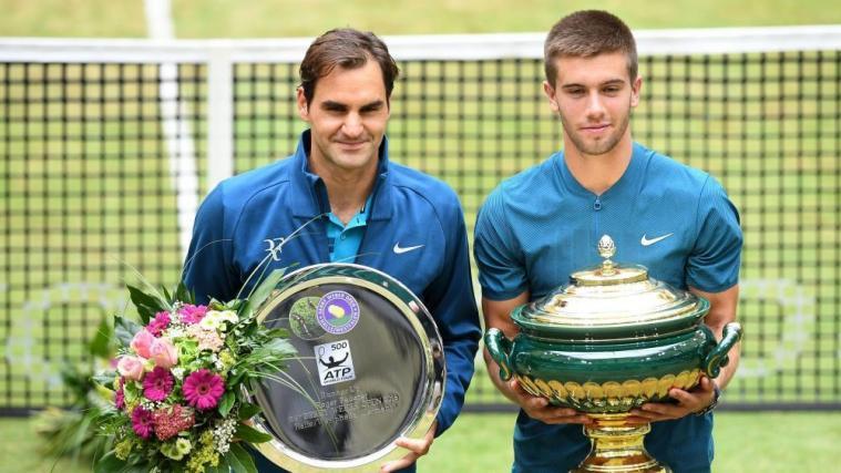 Routinier Roger Federer und Ausnahmetalent Borna Coric bei der Siegerehrung. © APA/afp / CARMEN JASPERSEN