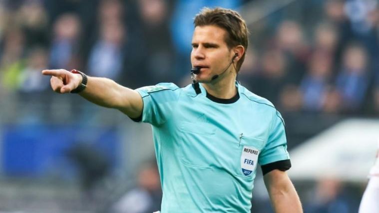 Der deutsche Schiedsrichter Felix Brych leitete die Partie der Serben gegen die Schweiz © PIXATHLON/SID