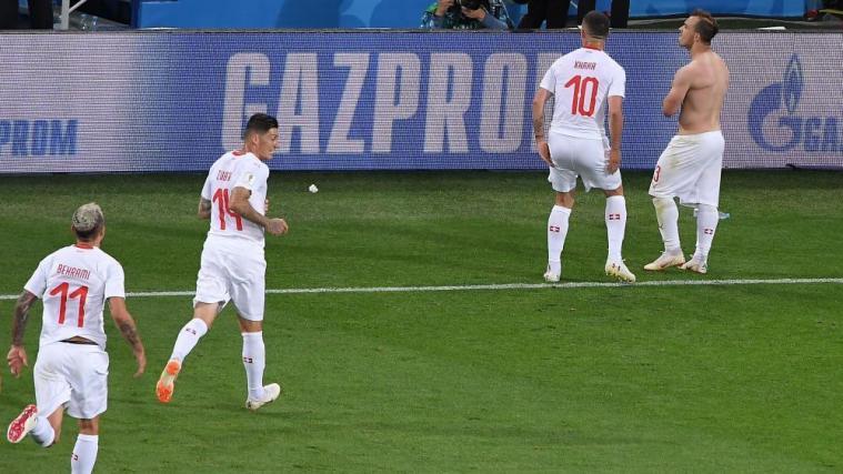 Nach dem Schweizer Sieg gehörten viele Schlagzeilen der Jubelpose der beiden Torschützen Xhaka und Shaqiri (re. im Bild) © APA/afp / PATRICK HERTZOG