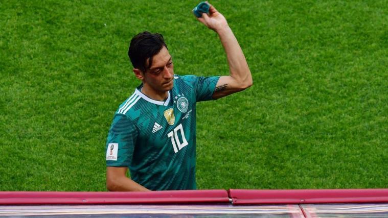 Mesut Özil war nach dem Aus bedient. © APA/afp / LUIS ACOSTA