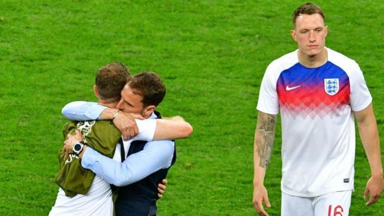 Gareth Southgate tröstet seine enttäuschten Spieler © SID / MLADEN ANTONOV