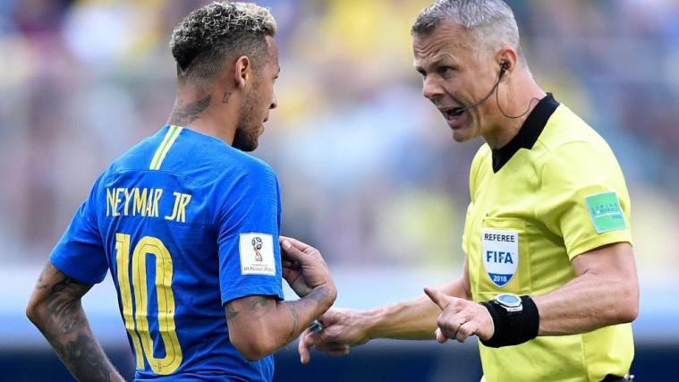 Hatten einiges zu diskutieren: Brasiliens Neymar und Schiri Björn Kuipers © APA/afp / GABRIEL BOUYS