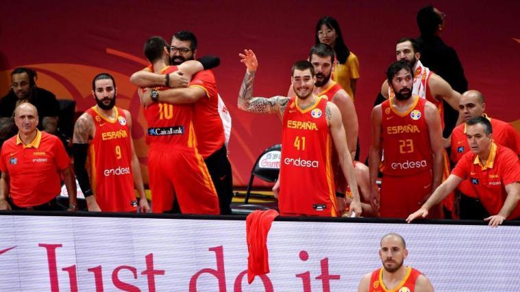 Spaniens Basketballer feiern den WM-Titel. © APA/afp / HECTOR RETAMAL