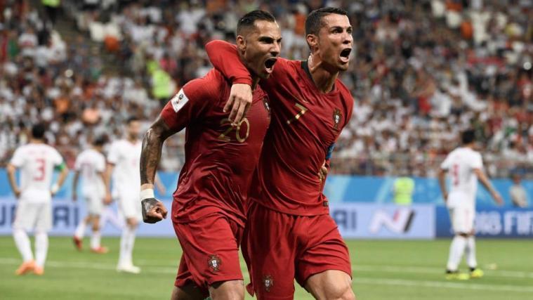 Stehen nach einer Zitterpartie im Achtelfinale: Portugals Ricardo Quaresma (links) und Cristiano Ronaldo. © APA/afp / FILIPPO MONTEFORTE