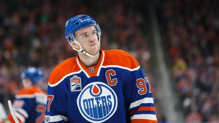 Der 21-jährige Edmonton-Kapitän Connor McDavid zählt zu den ganz großen Stars der Liga. © APA/getty / CODIE MCLACHLAN