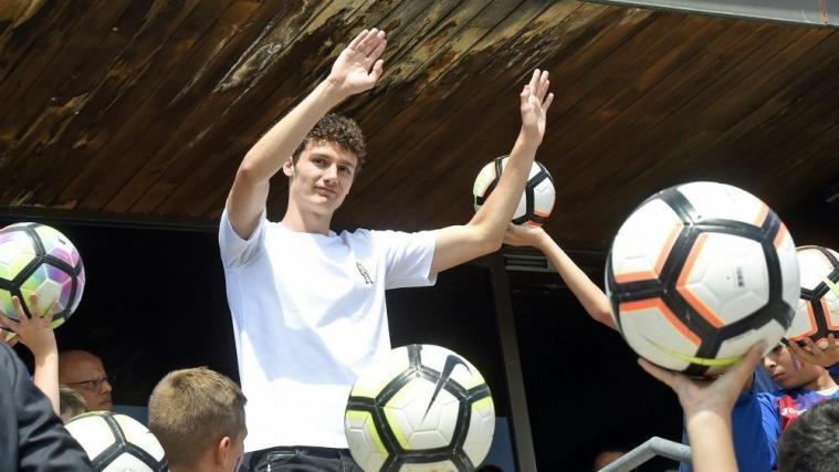 Benjamin Pavard soll in München unterschrieben haben © SID / FRANCOIS LO PRESTI