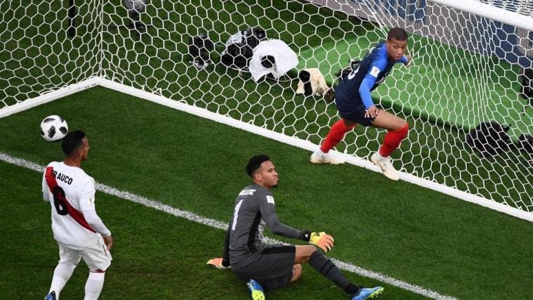 Abstauber und Tor: Kylian Mbappé (oben) schoss Frankreich ins Achtelfinale. © APA/afp / JEWEL SAMAD