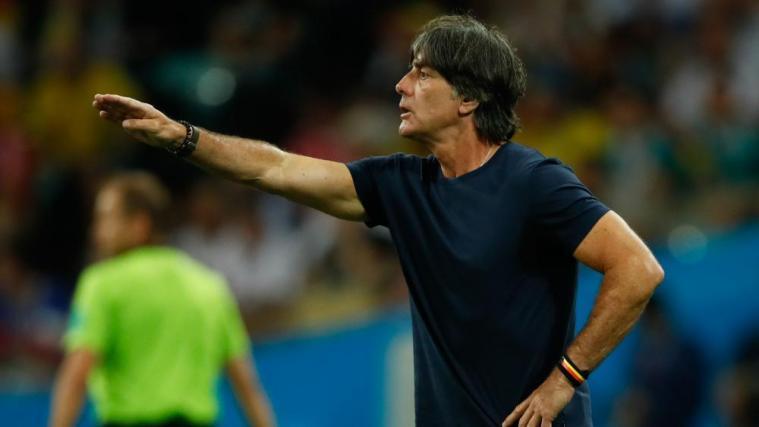 Joachim Löw wird vermutlich auch weiterhin beim DFB-Team an der Seitenlinie stehen. © APA/afp / ODD ANDERSEN