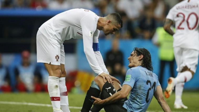 Der verletzte Cavani (sitzend) im Gespräch mit Ronaldo © PIXATHLON/SID